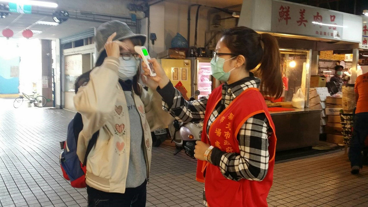 新北市安心即時上工人在公有市場執行體溫量測等防疫工作。 圖：新北市勞工局提供