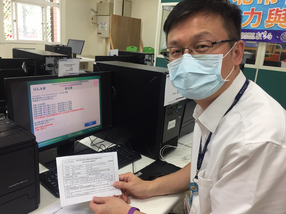 新北市教育局長張明文以選手身分參加「專業英文聽力與詞彙能力 (PVQC)大賽」。  圖：新北市教育局/提供