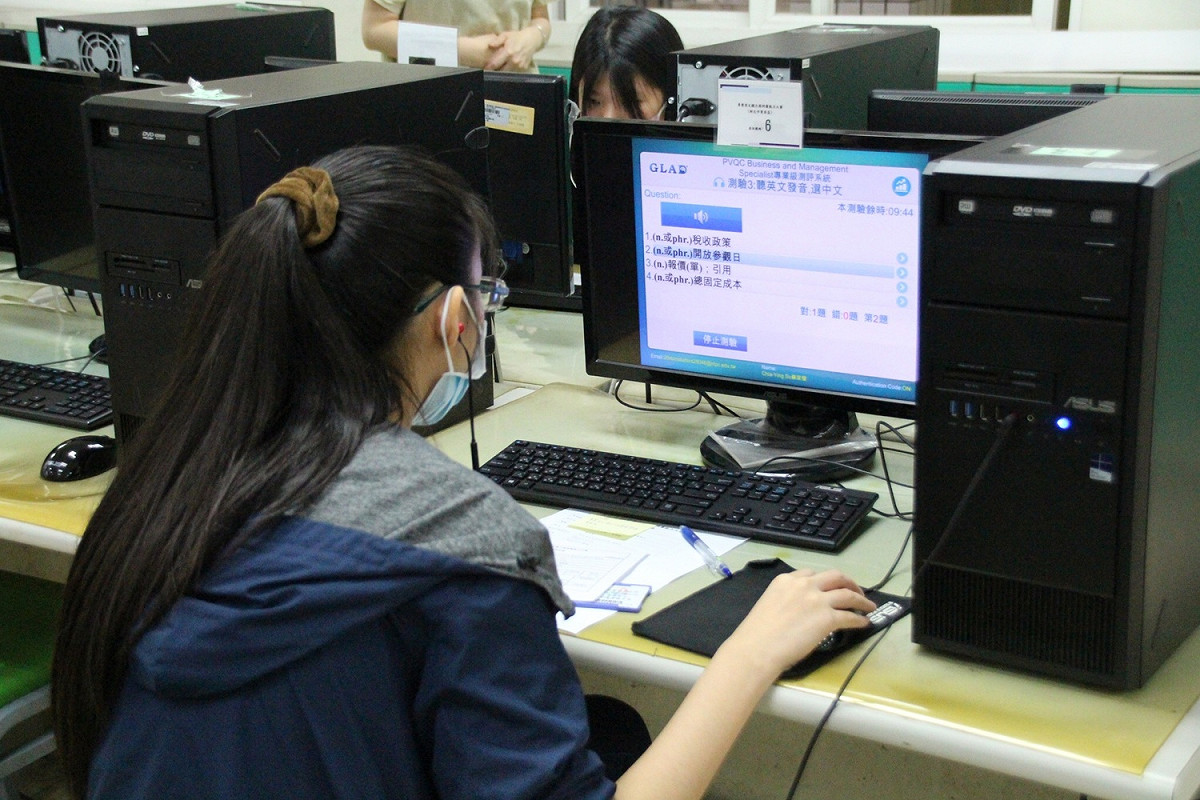 新北市109年「專業英文聽力與詞彙能力 (PVQC)大賽」在三重商工辦理，有76校1858人報名，人數創新高。 圖：新北市教育局/提供