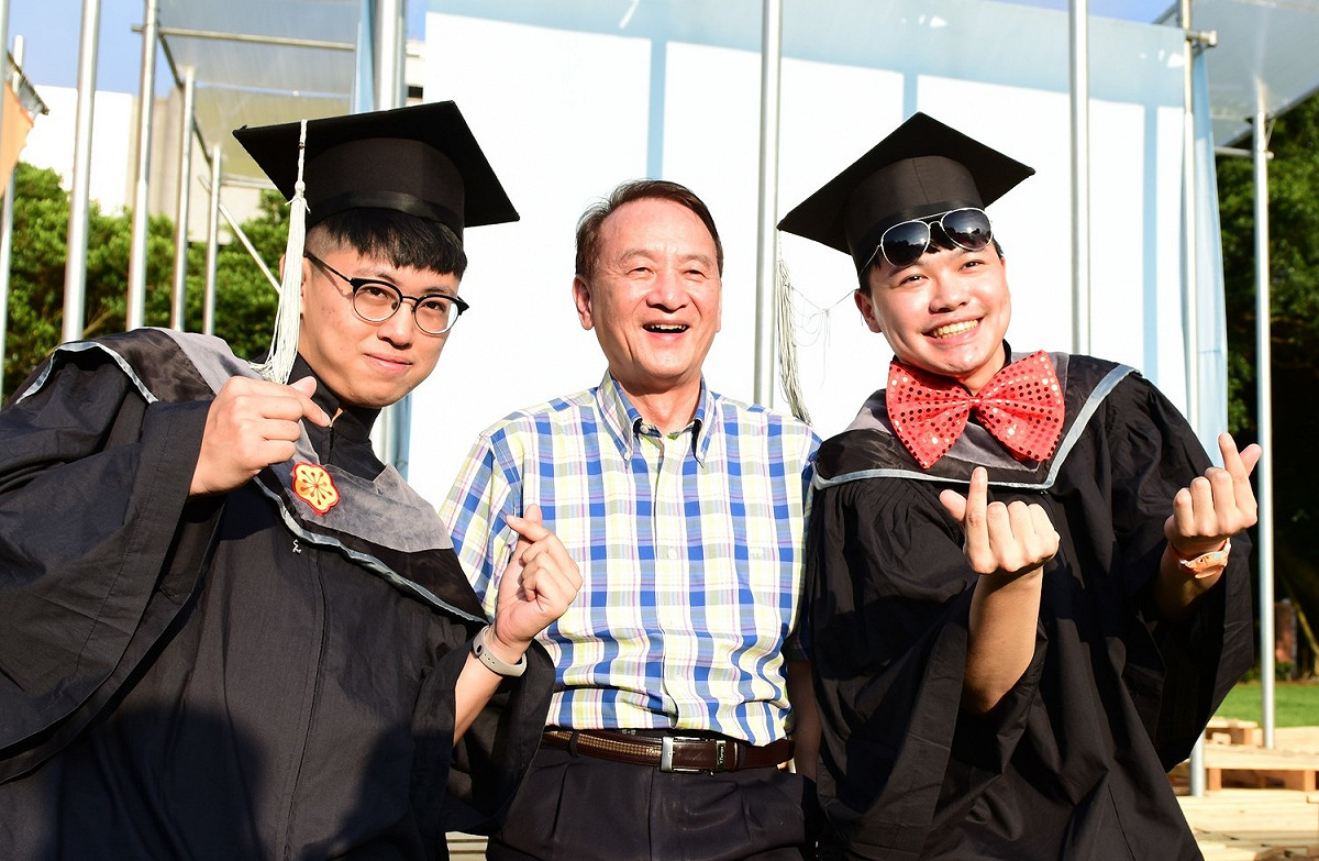 中原大學日前才以99.97%的學士班超高註冊率登上媒體版面，但校長張光正（中）始終喊校方招生受限。 圖：翻攝自中原大學官網