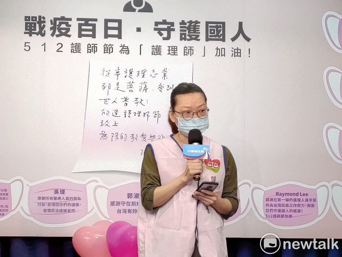 急診室護理師楊卉庭出席國民黨記者會分享醫護人員心聲期間，忍不住語帶哽咽。 圖：黃建豪/攝