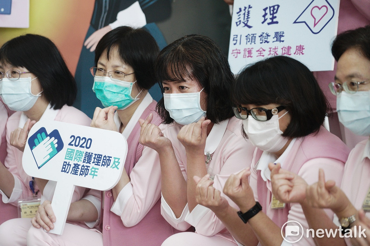 護理師手比愛心手勢。 圖：張良一/攝