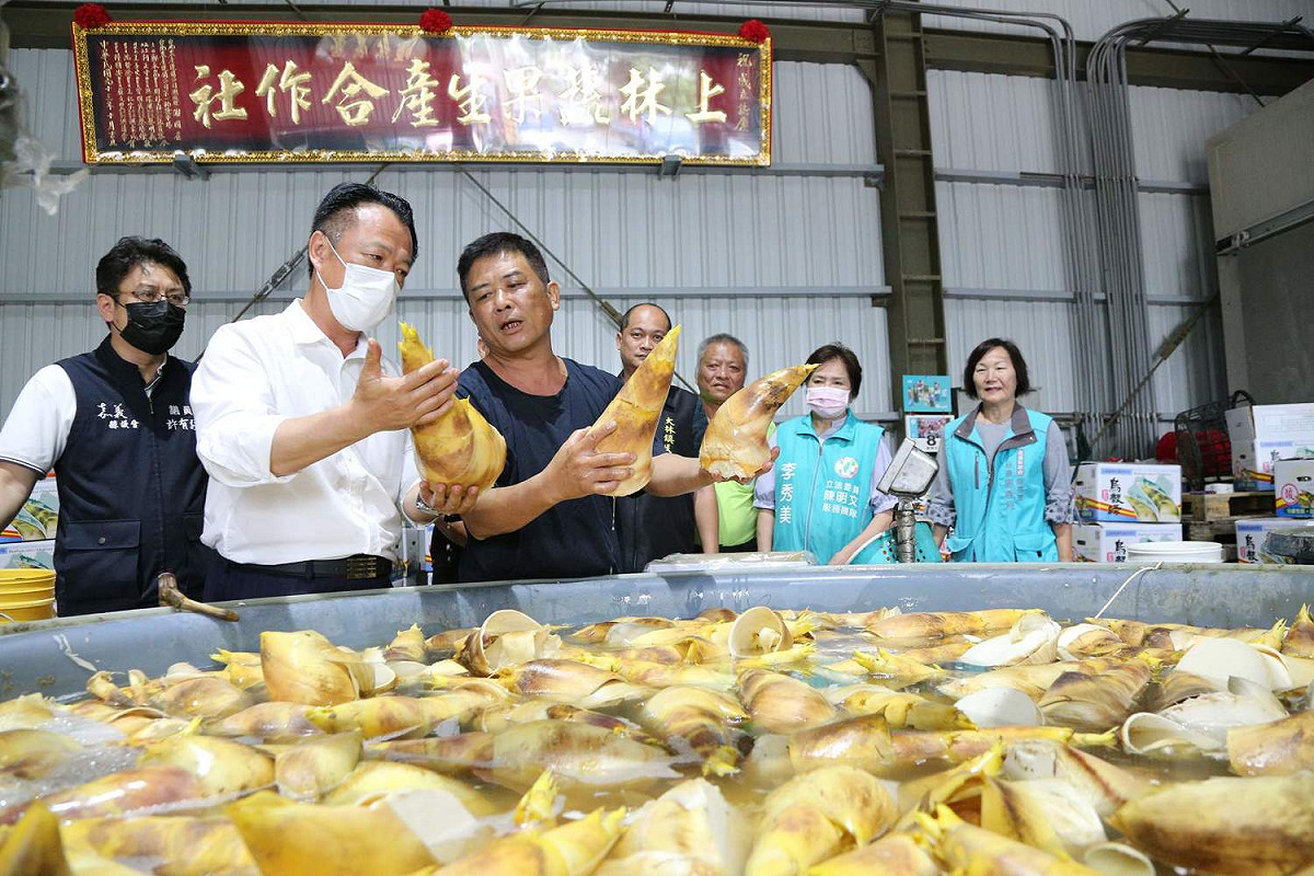 嘉義縣長翁章梁前往大林鎮視察烏殼綠竹筍外銷情形。 圖：嘉義縣政府/提供
