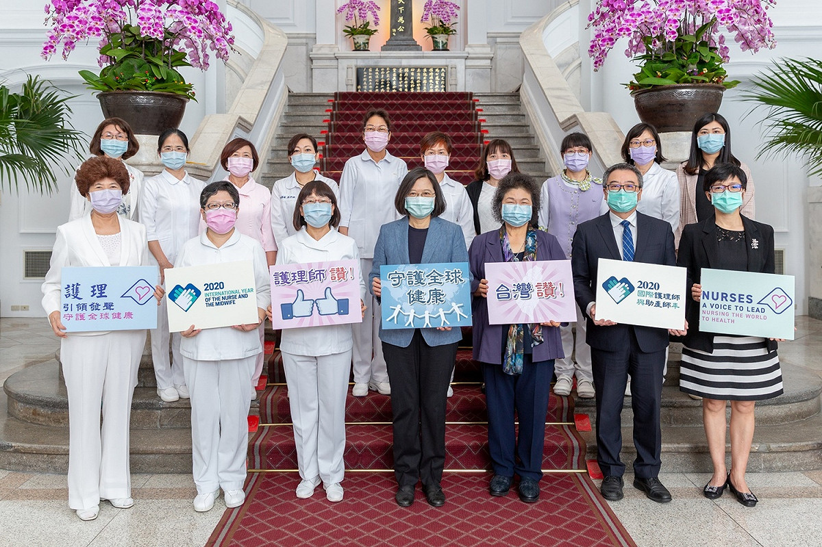 總統蔡英文12日上午接見台灣護理學會及中華民國護理師護士公會全國聯合會代表 圖：總統府提供