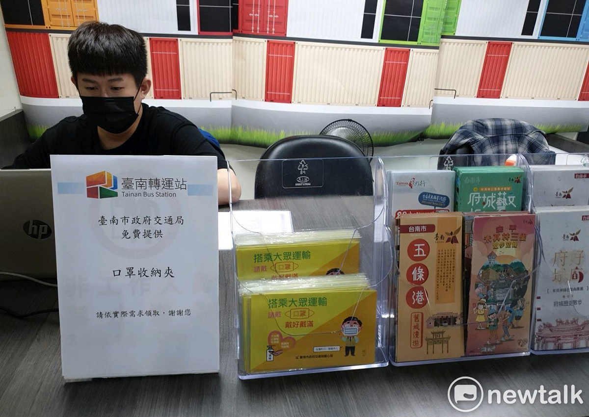 全台大眾運輸系統已全面要求乘客搭乘期間應全面配戴口罩，為方便乘客收納口罩，台南市政府交通局特別製作聰明小物「口罩收納夾」供乘客收納使用。 圖：黃博郎／攝