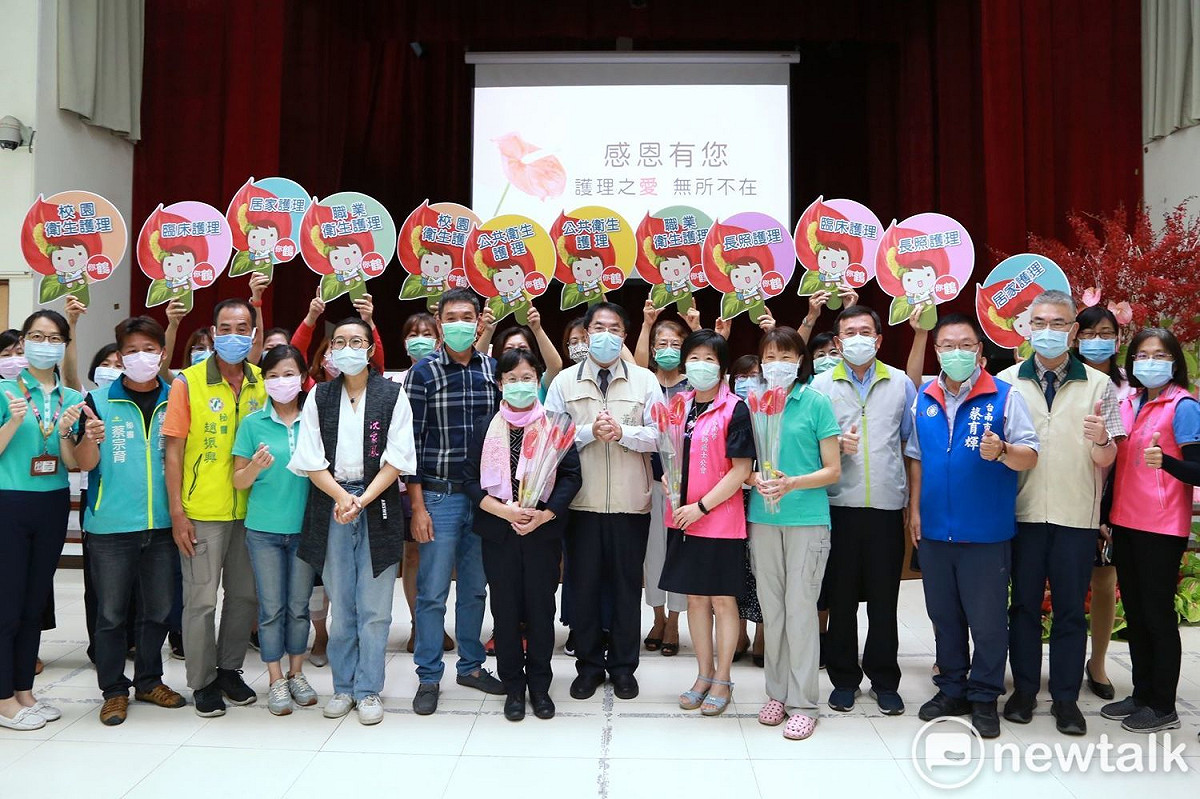 台南市政府舉辦國際護師節記者會，由台南市農業局、綻美餐飲有限公司及九福手創廚藝共同捐贈5,120株火鶴花。 圖：黃博郎／攝