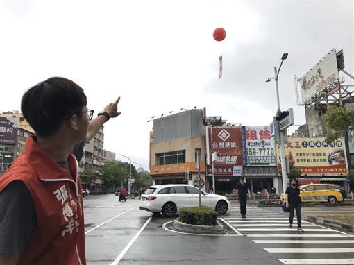 罷韓團體今(12)日又再出招，升起「罷韓氣球」宣傳罷免投票。 圖:台灣基進/提供