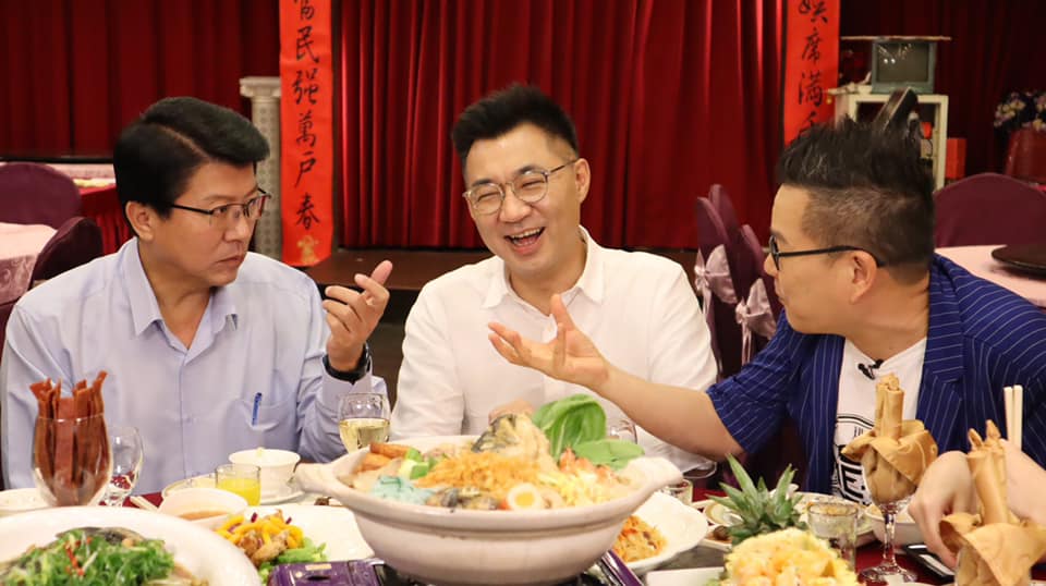 國民黨主席江啟臣笑得開懷，顯然不受數位諸葛亮事件影響 圖:擷取自臉書