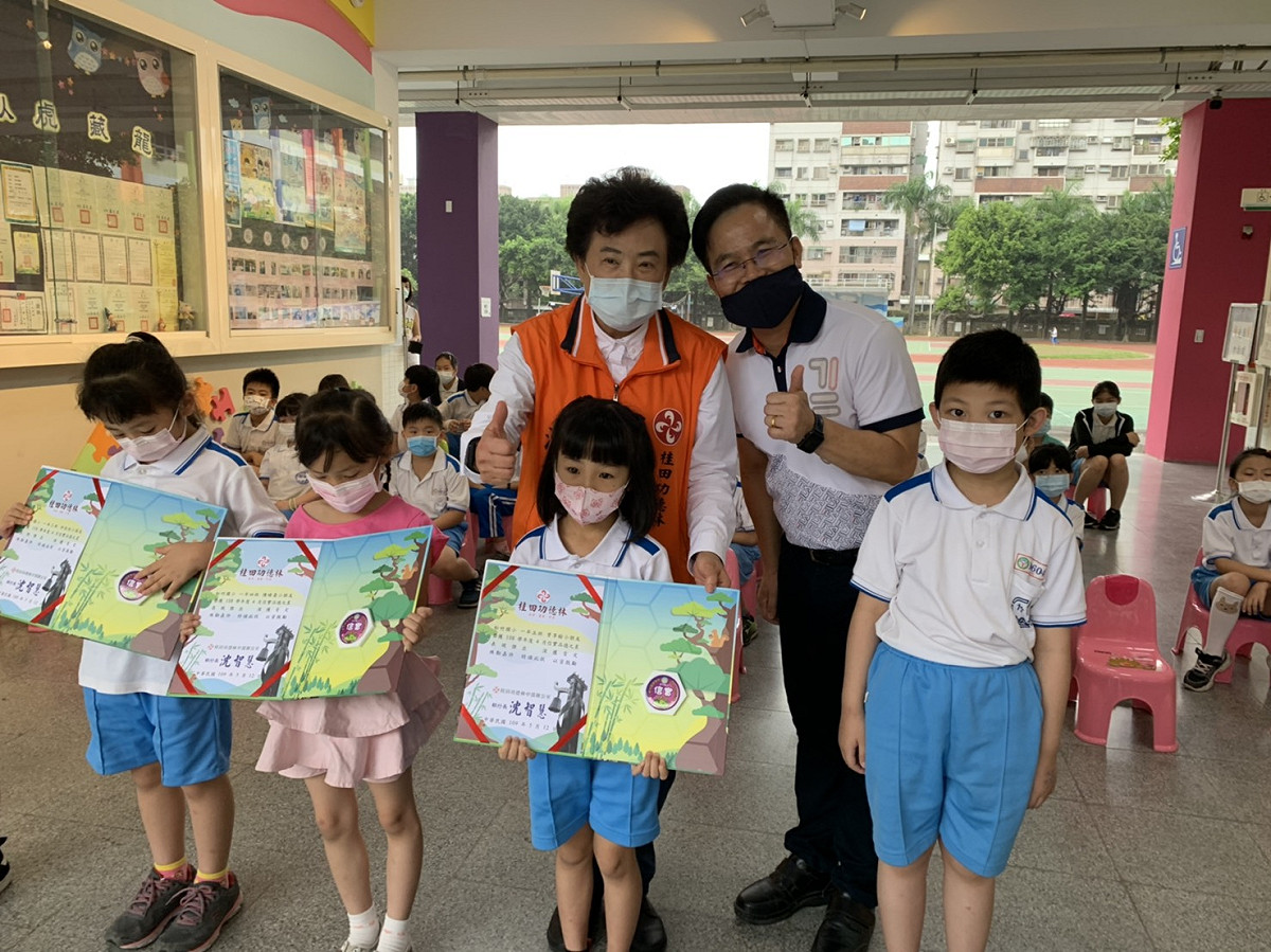 國民黨中常委沈智慧頒獎表揚松竹國小的品德之星楷模。 圖：沈智慧/提供