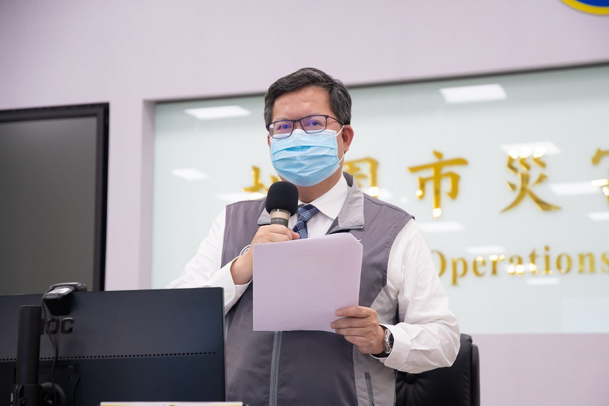 鄭文燦要求各區公所加快擴大紓困查核及審訂速度，若個案有爭議，「必要時由市長來決定也可以，我來負最後的責任。」  圖：桃園市政府／提供