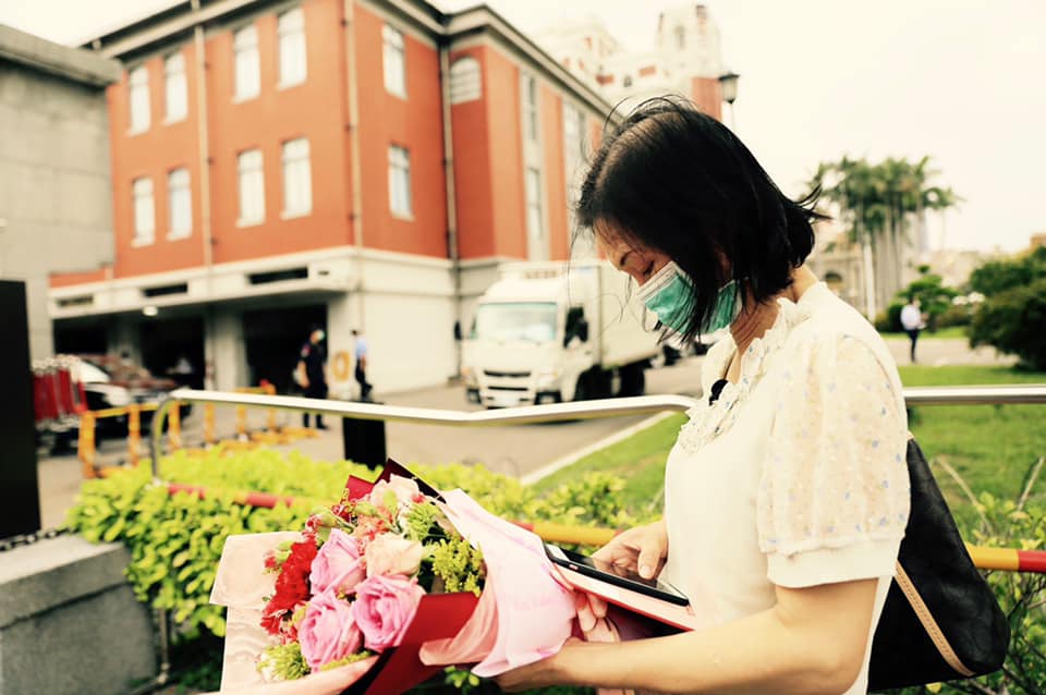 死者王冠中遺孀去年持康乃馨前往總統府陳情，希望不再有善良的人遭兇手洩憤殘殺。 圖：翻攝臉書
