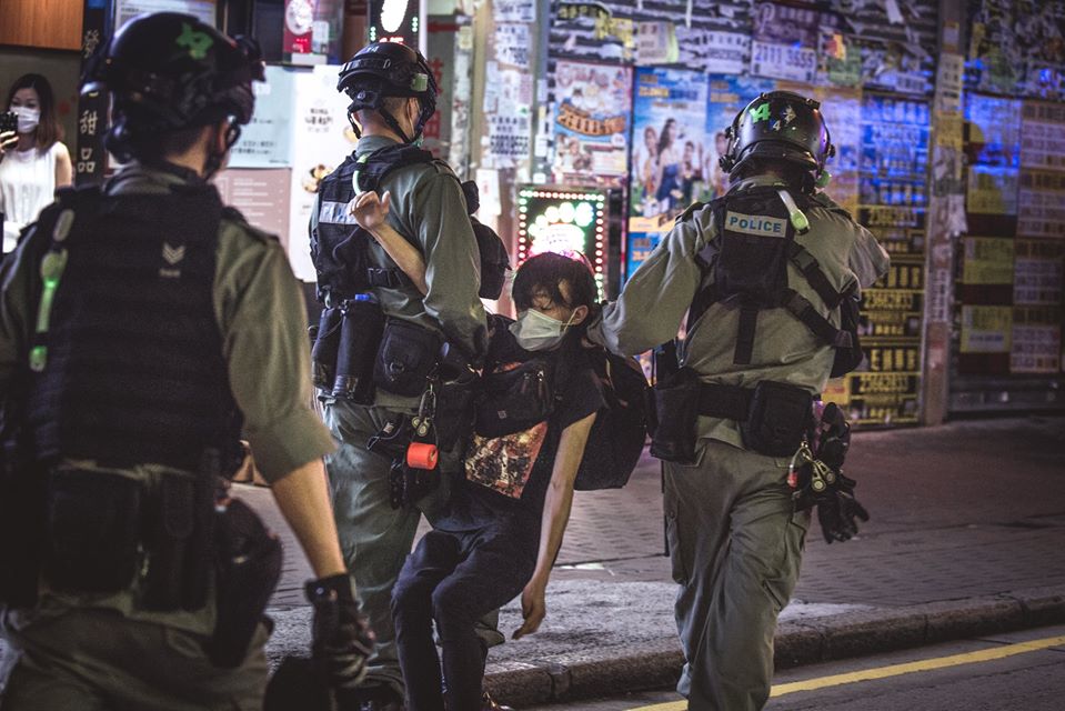 香港5月10日母親節發生警察再度對民眾無差別施暴，連小孩、少年都不放過，再度引起國際關注。 圖：翻攝自香港UPS社媒臉書/KH