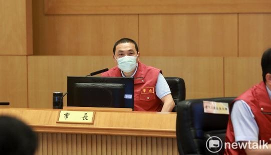 侯友宜決議不跟進嘉義鬆綁戴口罩規定，強調新北防疫有自己的步驟，一定要做好專業評估後，採取漸進開放。 圖：林昀真／攝