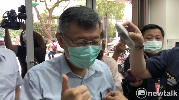 台北市長柯文哲今聽聞前記者戴湘儀被延攬進新北市府，比了個讚。 圖：周煊惠 ／攝
