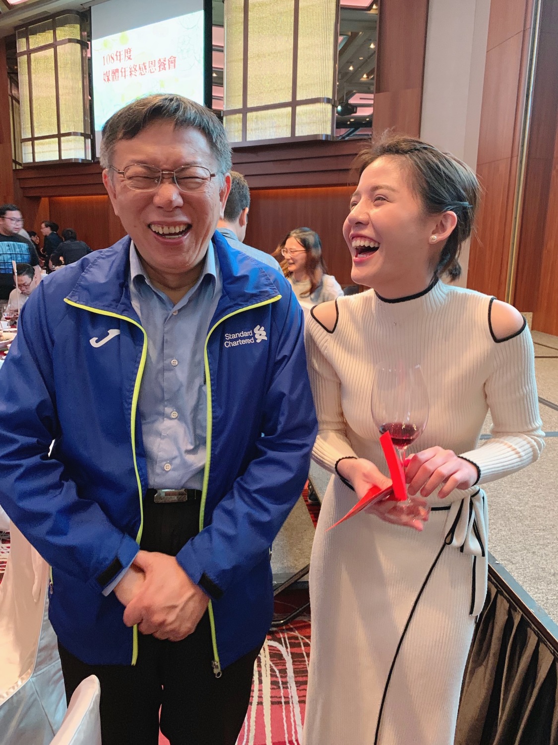 曾主跑台北市政線電子媒體記者戴湘儀（右）與台北市長柯文哲（左）合照。 圖：戴湘儀 / 提供