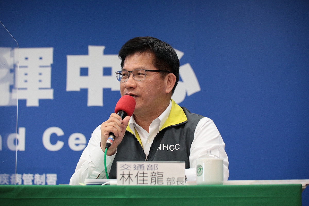 交通部長林佳龍今（13）日出席中央流行疫情指揮中心記者會。 圖：中央流行疫情指揮中心／提供