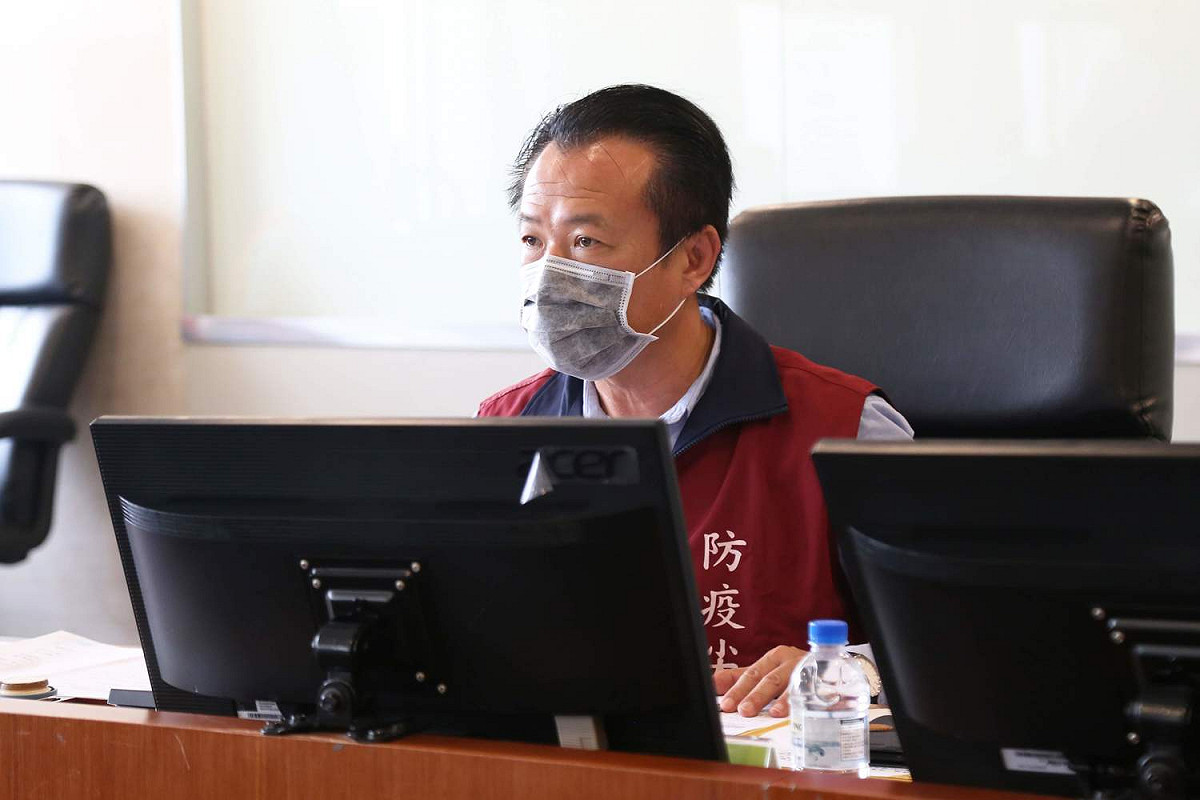 嘉義縣政府決議校園「不強制」戴口罩，圖為主持防疫會議的嘉義縣長翁章梁。 圖：嘉義縣政府/提供