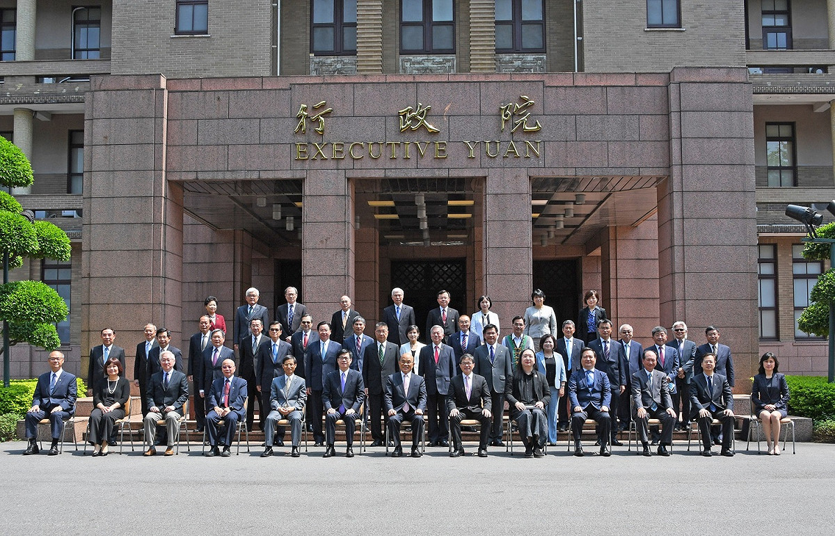 蘇貞昌內閣完成總辭程序後，在行政院戶外廣場進行大合照。 圖：行政院提供