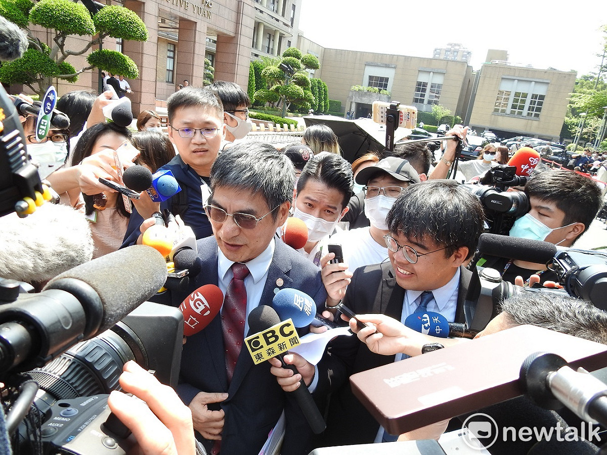 科技部長陳良基拍照完受訪指出，自己只借調到5月19日，言下之意，間接證實他將回台大任教的傳聞。 圖：謝莉慧/攝