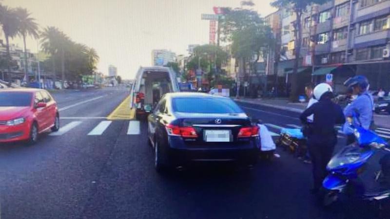 民進黨高雄市議員韓賜村， 7 日傍晚自行開車行經高雄市小港區，和余姓男子發生車禍，余男被送醫後，於 12 日宣告不治。車禍的肇事責任歸屬仍在釐清中，今（14）日驚傳余男妻子於住處墜樓，全身多處骨折送醫搶救中。 圖 : nownews/提供