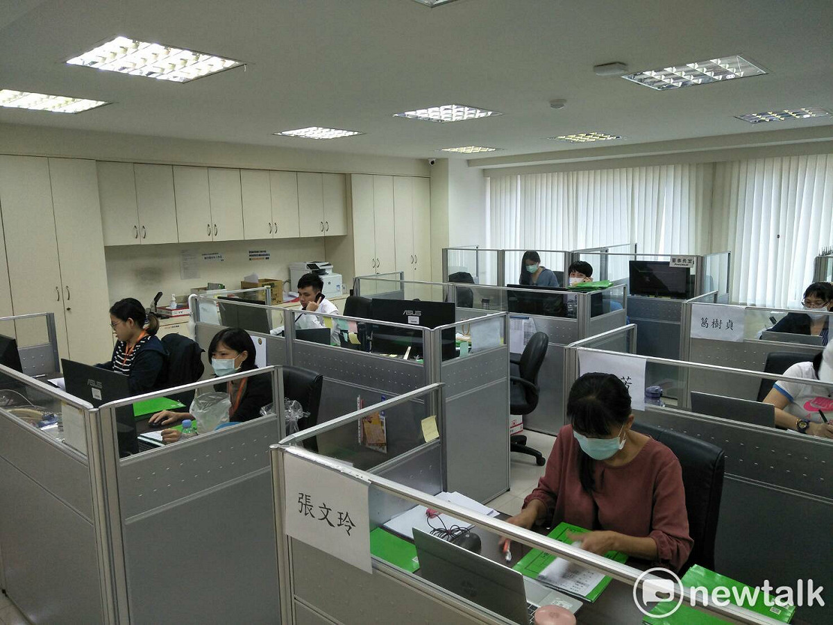 經發局員工正加速處理企業紓困案件，以助企業在疫情中度過難關。 圖：黃博郎／攝