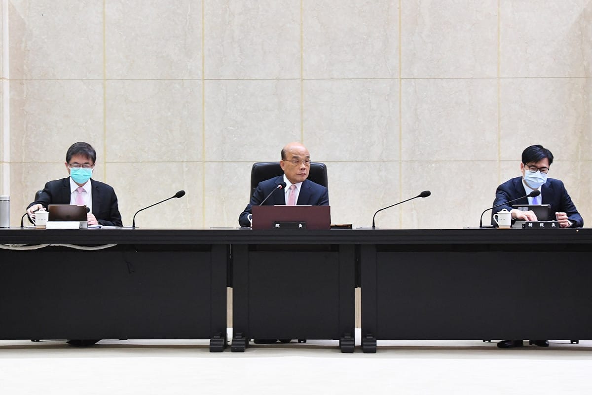 行政院長蘇貞昌今（14）日在行政院會聽取衛福部「COVID-19（武漢肺炎）疫情現況及應處作為」報告。 圖：行政院提供