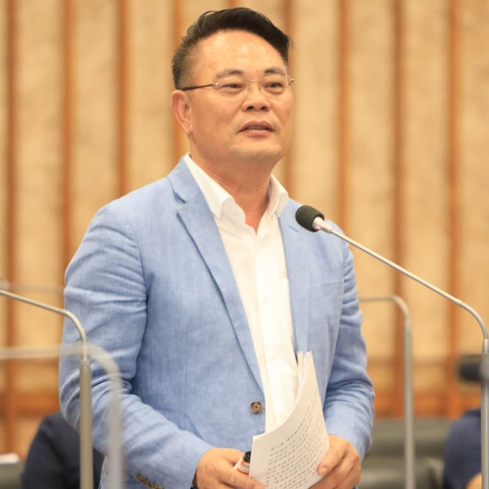 民進黨高雄市議員韓賜村開車擦撞余姓機車騎士致死，高雄地方法院10日依過失致死罪判處他6個月徒刑，可以一天1000元易科罰金，全案可上訴。 圖：翻攝韓賜村臉書（資料照）