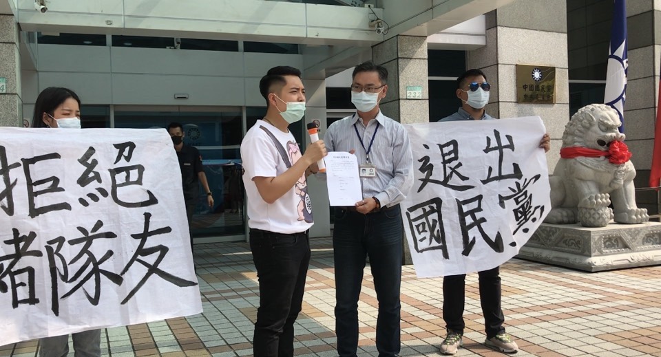 台中市議員廷瑋北上要求李來希退出國民黨。 羅廷瑋/提供