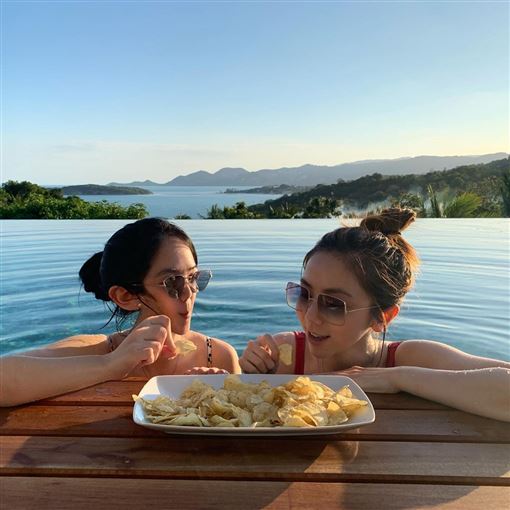 鄧紫棋雖然狂穿紅色，但男友與經紀公司皆否認結婚消息。 圖：翻攝鄧紫棋Instagram