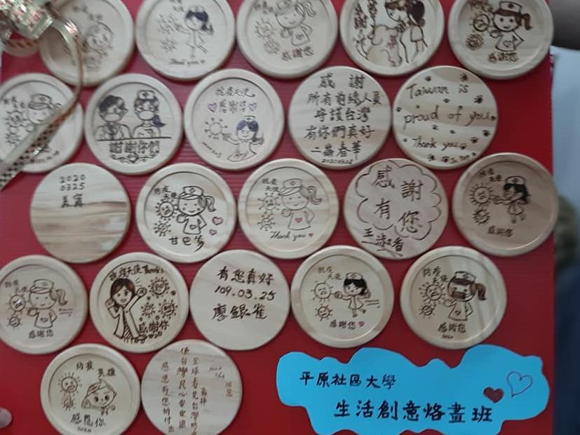 雲林平原社區大學烙畫課程廖淑芬老師發起「烙畫杯墊，挺醫護，齊心防疫」。 圖／土豆仁攝