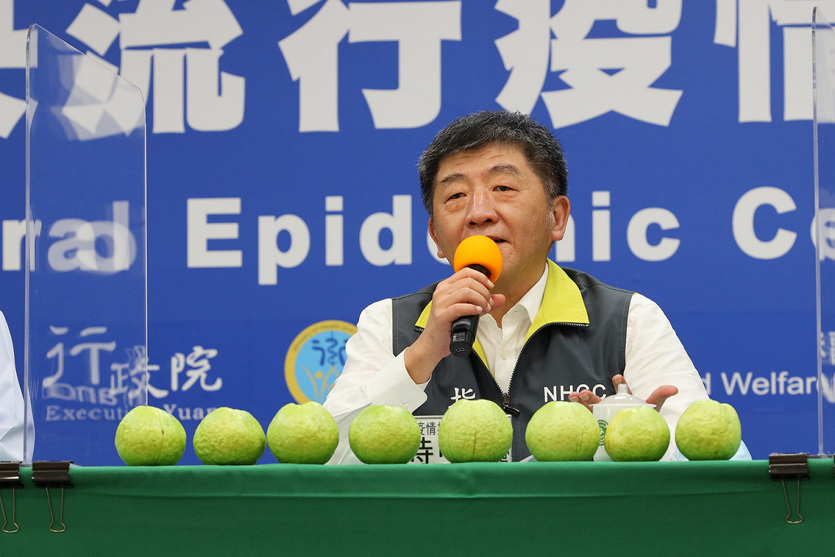 中央流行疫情指揮中心指揮官陳時中，今天桌子前面擺了8個芭樂，代表連8天沒有新案例都很樂。 圖：疾管署／提供
