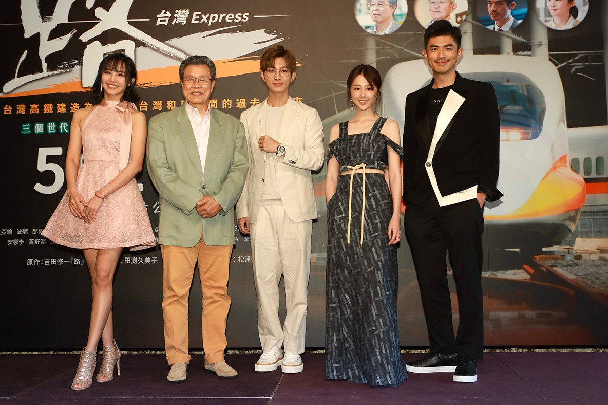 台日合製新劇《路，台灣 Express》今(15)日舉辦開播記者會，主要演員由安娜李（左起）、楊烈、炎亞綸、邵雨薇、梁正群連袂出席宣傳。 圖：公視/提供