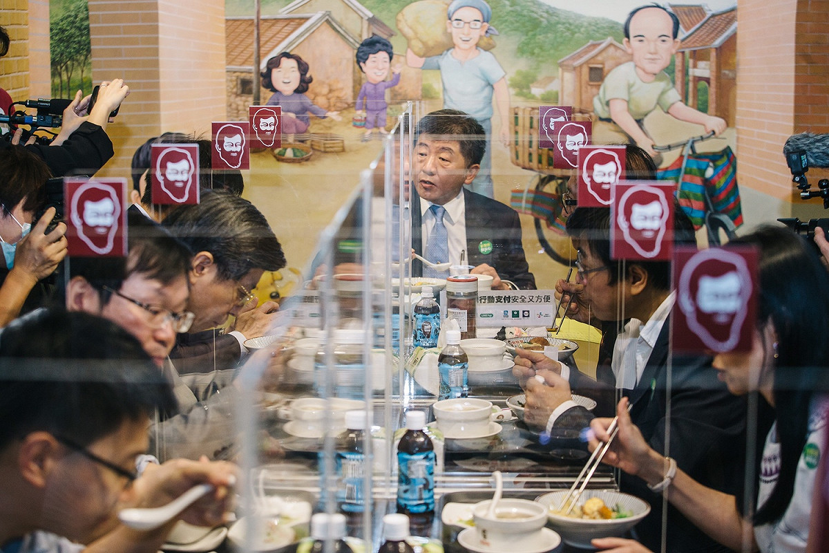 指揮中心指揮官陳時中率副指揮官陳宗彥、專家諮詢小組召集人張上淳等人到老字號「鬍鬚張」大嗑滷肉飯。 圖：台北市攝影記者聯誼會提供
