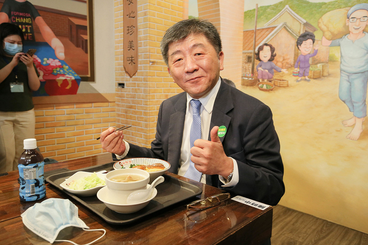 今天中午陳時中和防疫團隊一同到鬍鬚張享用滷肉飯。 圖：疾管署／提供