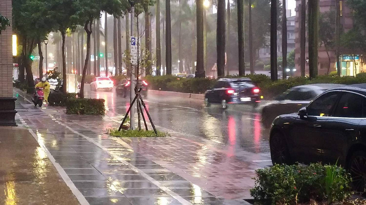 中央氣象局發布大雨特報，全台10縣市嚴防強降雨。 圖：謝佳真／攝