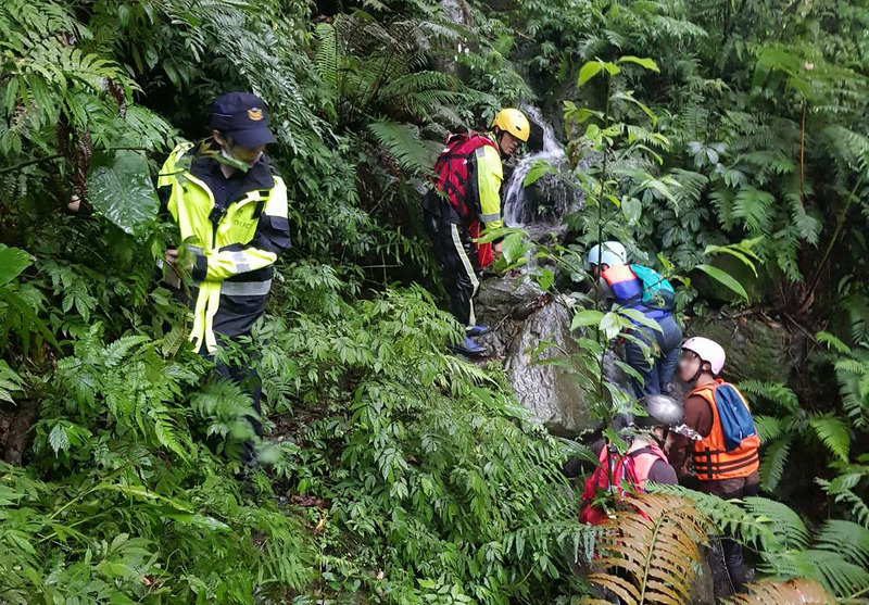 台北市召會教友16日組隊在烏來紅河谷溯溪，途中3人失聯，警消獲報後動員搜救，所幸3人皆被平安尋獲，帶回烏來紅河谷出發地。（警消提供） 圖:中央社