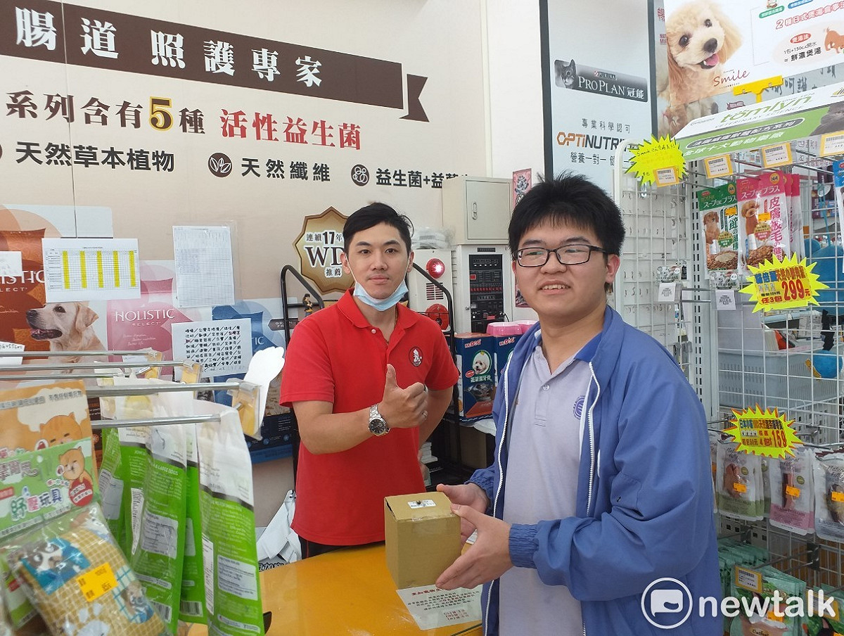 寵物店員工還準備紙箱，裡頭鋪了木屑，讓小麻雀可以舒服些 張文隆/攝
