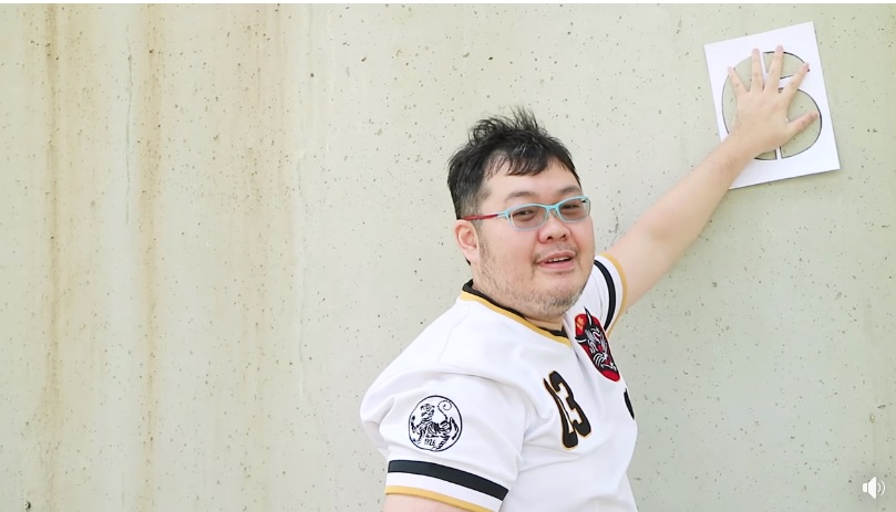 網紅四叉貓使用「隱形塗鴉」招式，教大家現出「666」的方法。 圖/翻攝自四叉貓臉書影片
