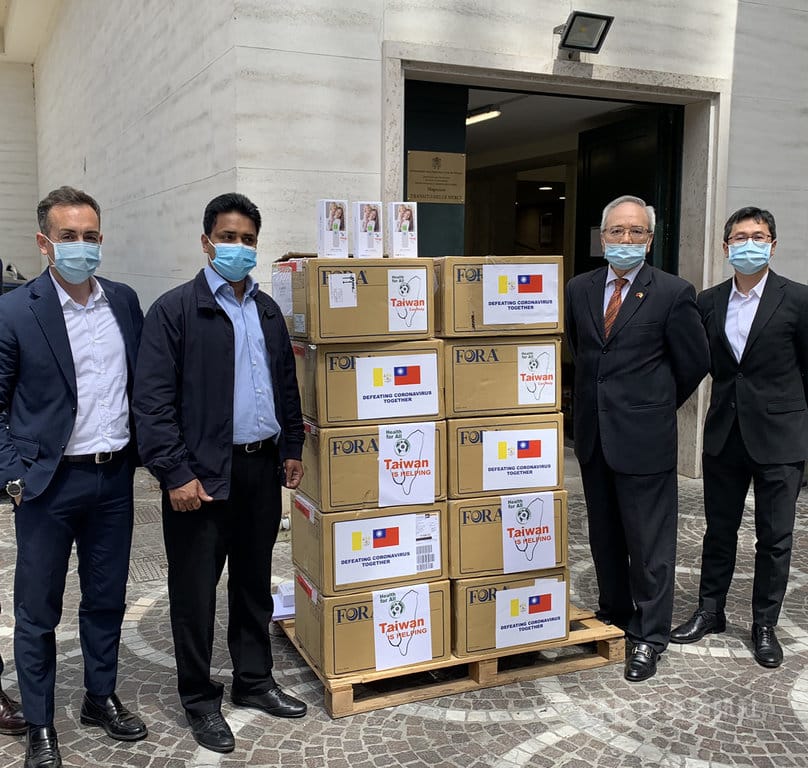 因應義大利重新開放教堂，中華民國駐教廷大使李世明（右2）15日代表捐贈教廷500支額溫槍，幫助教廷舉行公開彌撒儀式時的防疫工作。 （駐教廷大使館提供）