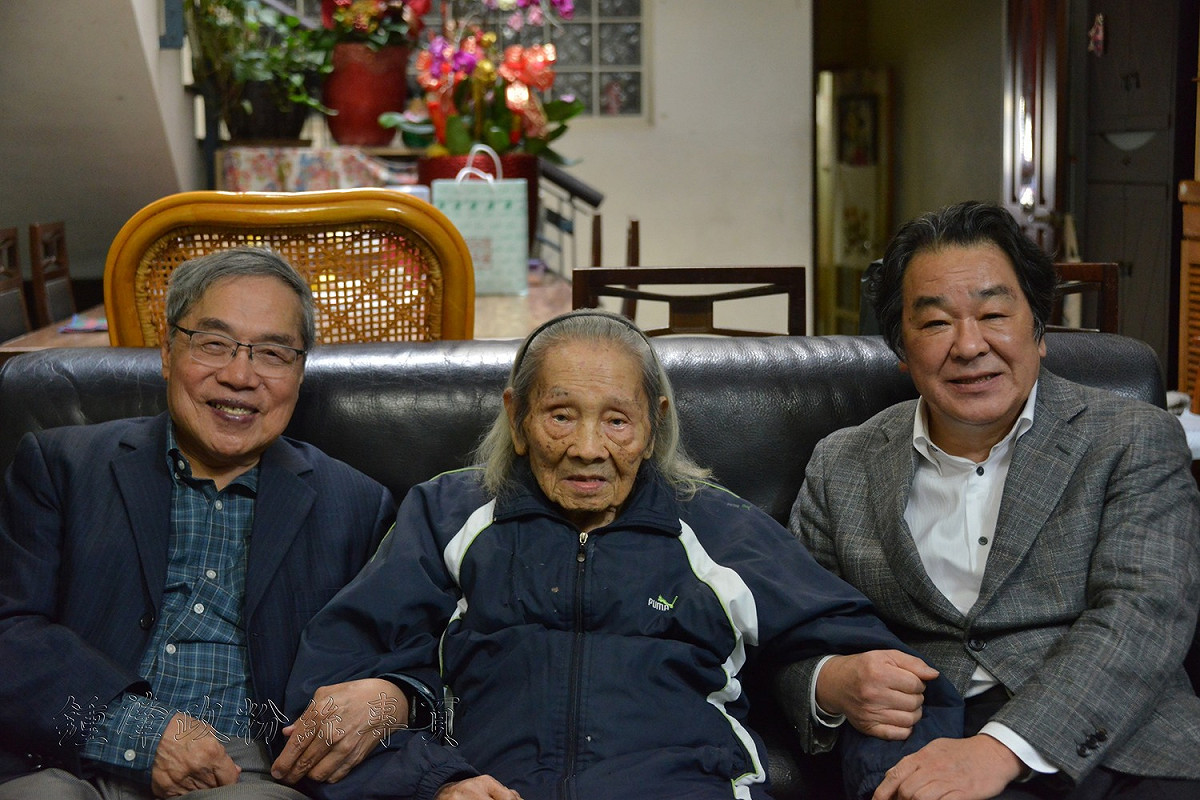 作家陳芳明（左）與日本學者下村作次郎（右）２月時前往龍潭，拜訪「台灣文學之母」鍾肇政（中）。 圖：翻攝自陳芳明臉書