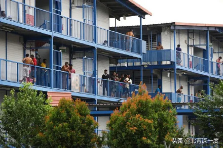 武漢肺炎蔓延全球，新加坡移工宿舍爆出群聚感染，讓當地疫情急轉直下。 圖：翻攝自微博