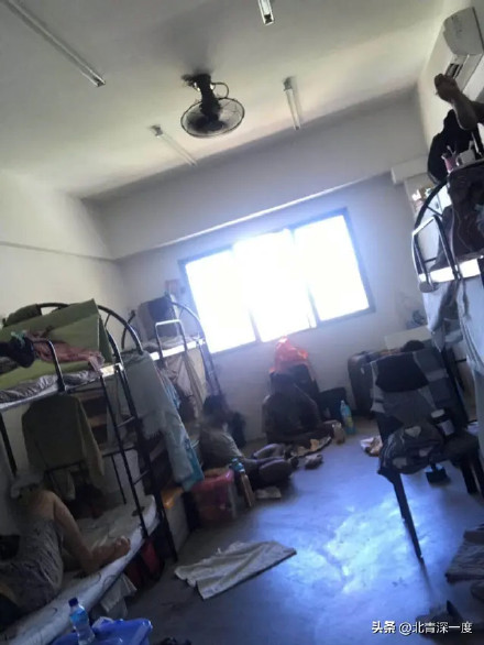 新加坡移工宿舍內，多人被擠在一室，恐有感染風險。 圖：翻攝自微博