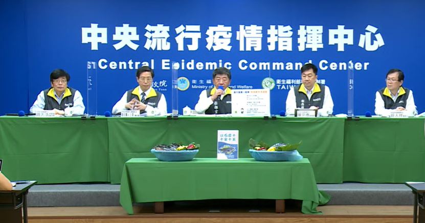 今天記者會上擺石斑魚慶祝「十全十美」。 圖：翻攝自疾管署直播影片