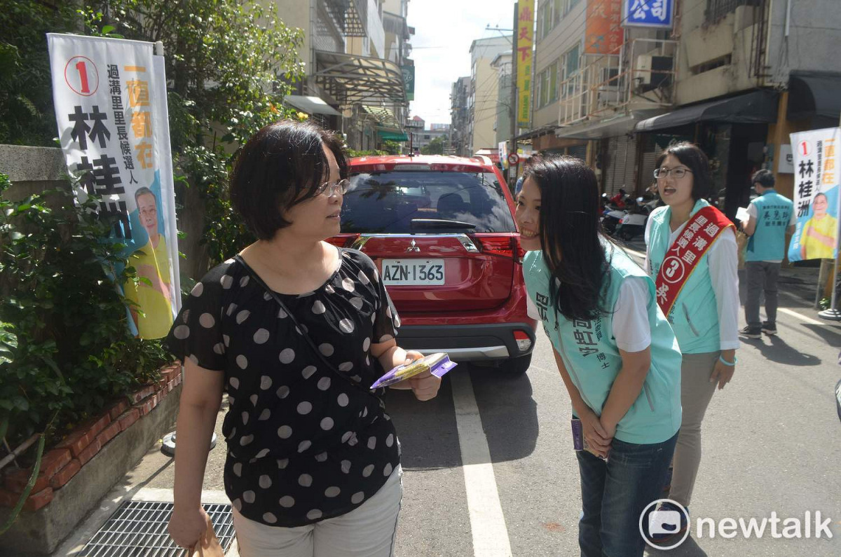 顏值高的民眾黨立委高虹安陪著吳慧玲掃街拜票。 圖：蔡坤龍/攝