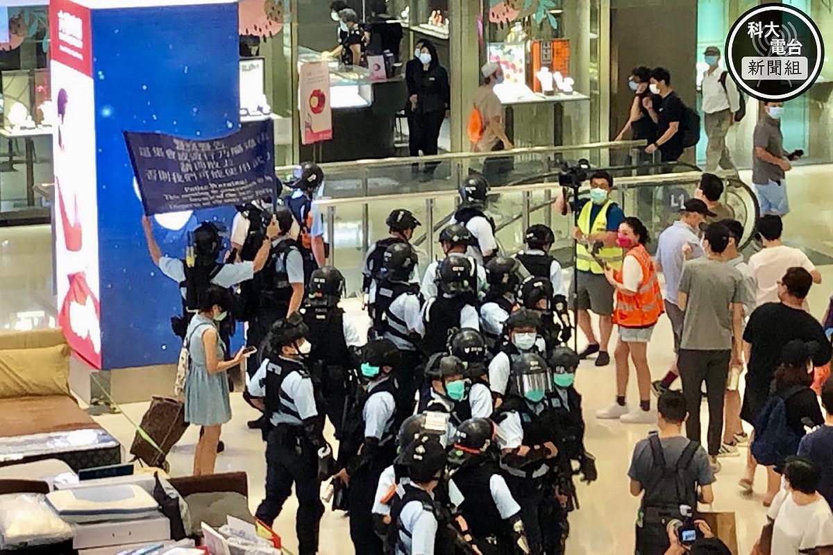 英港關係惡化，《觀察家報》報導，英國軍方暫停為港警提供訓練。圖為反送中期間港警拘捕示威者。 圖：翻攝自香港科技大學電台新聞組（資料照）