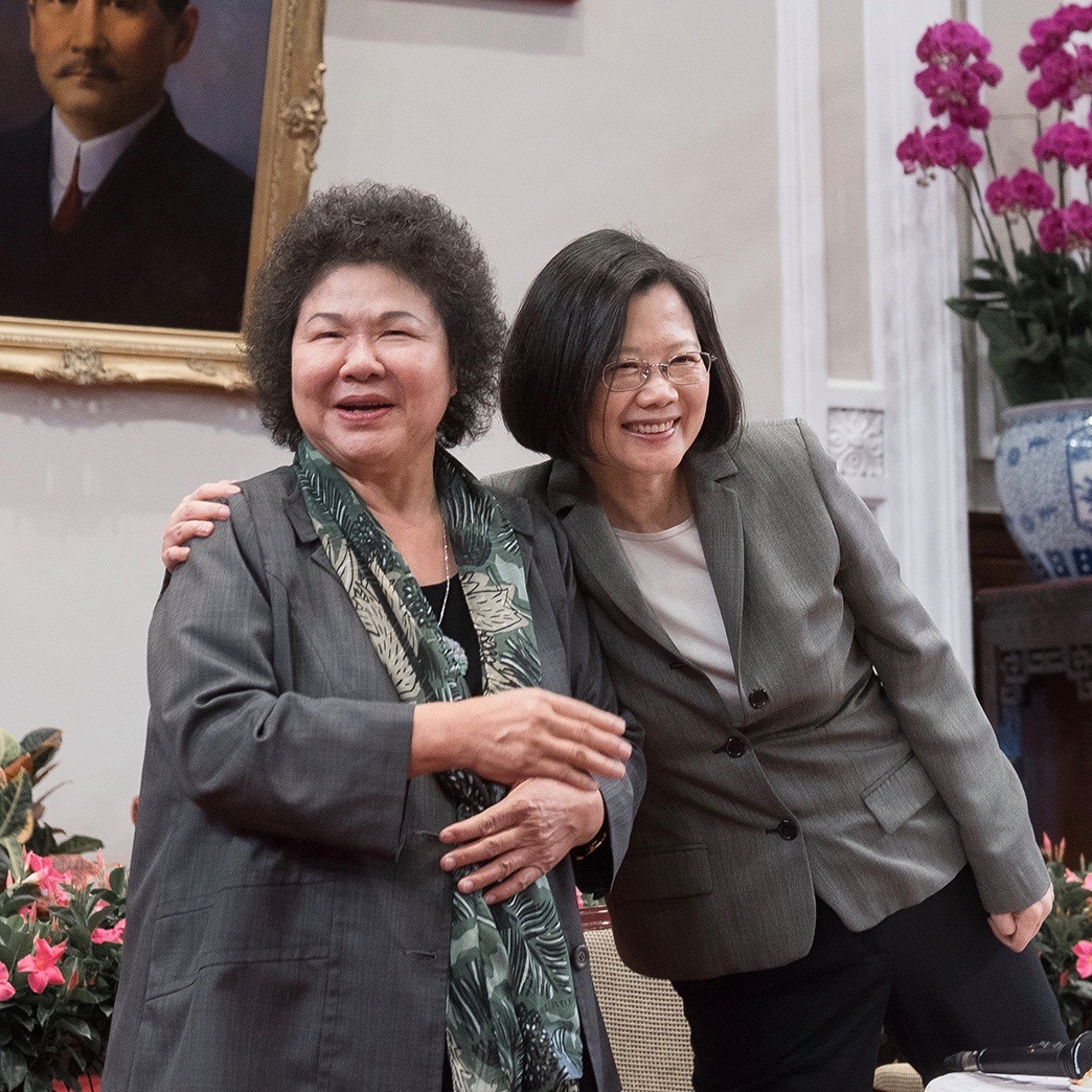 總統蔡英文(右)與總統府秘書長陳菊(左)。 圖：翻攝自蔡英文臉書