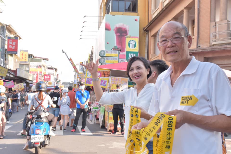 原本支持韓國瑜的資深民進黨黨員羅兆洪(右)，居然在此時倒戈，全力支持罷韓行動。 圖：翻攝自邱議瑩臉書