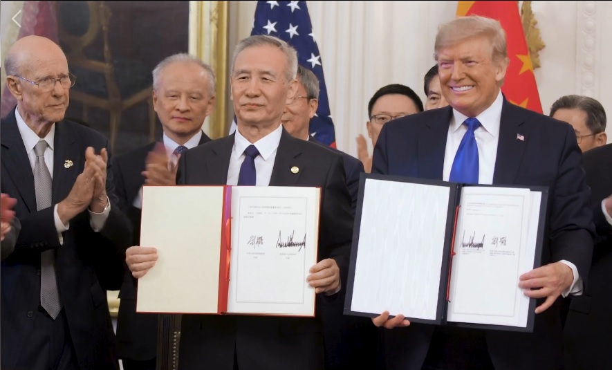 美中貿易戰以來，美國民眾對中國的印象日益惡化。圖為1月中旬，美國總統川普（右起）與中國副總理劉鶴簽定初步協議。 圖：翻攝自美國白宮臉書影片