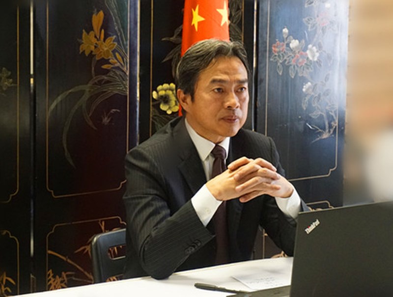 中國駐以色列大使杜偉17日死於官邸。「耶路撒冷郵報」報導，華府和北京升高摩擦，牽動美國 、以色列、中國三角關係，這件事具備好萊塢地緣政治諜報片所有元素。 圖:取自中國駐以色列大使館網頁il.china-embassy.org