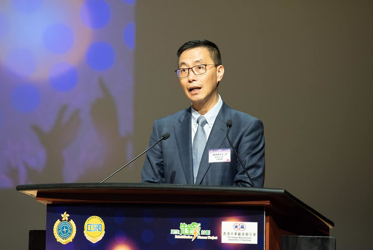 香港高考出現爭議性題目，香港教育局長楊潤雄第一時間處理，卻仍遭有心人是刻意報復，將他兒子的私密資料公布在網路上，引起外界討論。 圖：翻攝自楊潤雄臉書